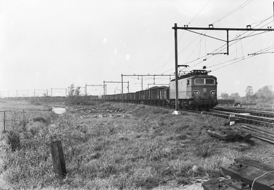 167196 Afbeelding van de electrische locomotief nr. 1117 (serie 1100) van de N.S. met een kolentrein bij (vermoedelijk) ...